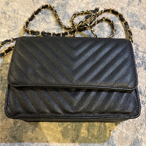 Handbags - Elegant Black Quilted Chain Bag